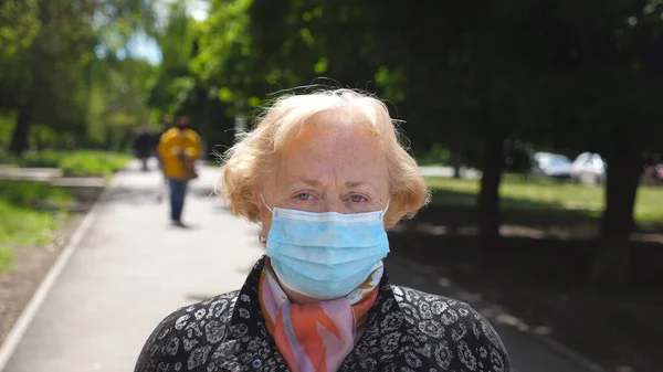 Портрет Пожилой Женщины Медицинской Маске Городской Улице Счастливая Бабушка Снимает — стоковое фото