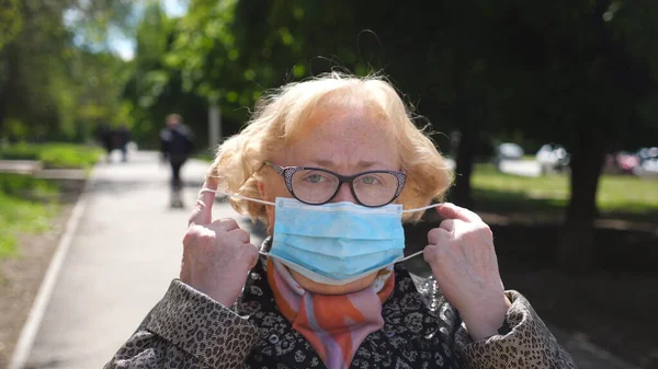 Портрет Пожилой Женщины Медицинской Маске Открытом Воздухе Бабушка Очках Снимает — стоковое фото