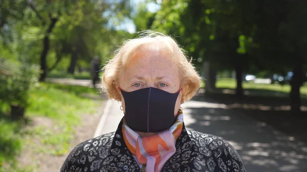 Portrét Staré Ženy Černou Obličejovou Maskou Stojí Městské Ulici Babička — Stock fotografie