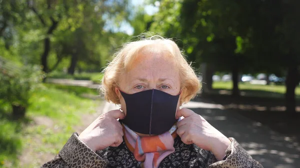 Porträt Einer Alten Frau Mit Schwarzer Gesichtsmaske Straßenrand Großmutter Zieht — Stockfoto