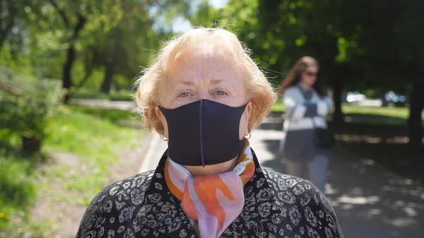Porträt Einer Alten Frau Mit Schwarzer Gesichtsmaske Steht Der Stadtstraße — Stockfoto