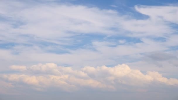 Nuvole bianche che si muovono sul cielo blu. Bellissimo sfondo naturale. Concetto meteo. Timelapse Close up — Video Stock