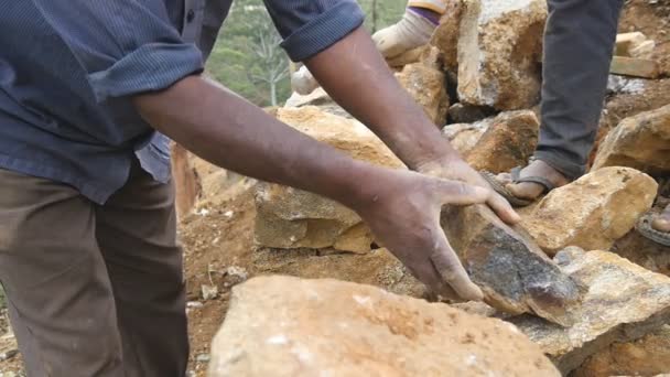 Мужские руки индийского каменщика кладут каменный блок для постройки клумбы. Взрослый неузнаваемый каменщик создает новое строительство в ботаническом саду. Закрыть Медленное движение — стоковое видео