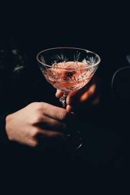 alkol bir siyah arka plan üzerine izole tost ekmegi kokteyl ile el