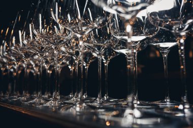 satır boş şarap gözlük