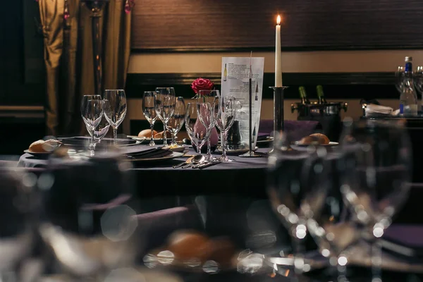 Gläser, Blumen, Gabel, Messer zum Abendessen im Restaurant mit gemütlichem Interieur, Retro-Filtereffekt — Stockfoto