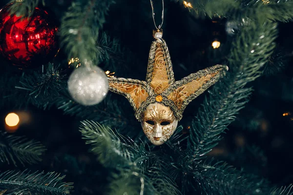 Decoración festiva en forma de máscara de zorro, sobre un fondo de árbol de Navidad — Foto de Stock