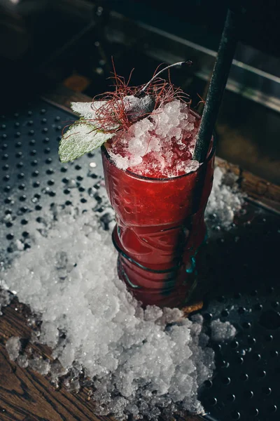 Erdbeer-Cocktail mit Crushed Ice auf rotem Gefälle — Stockfoto