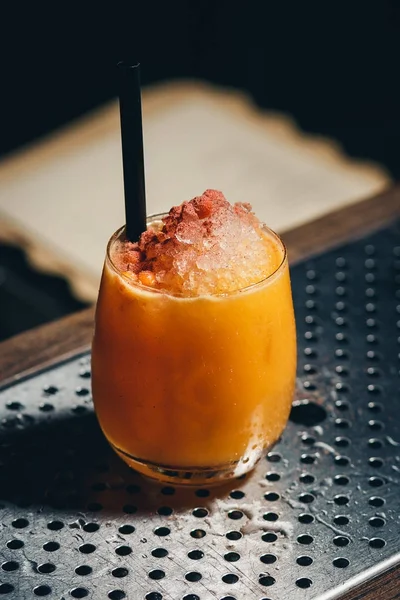 Cocktail al rosmarino - Rum d'oro, Rosmarino, Succo di frutta e sciroppo — Foto Stock