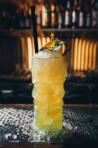 Gelber Cocktail mit Minzblatt verziert — Stockfoto