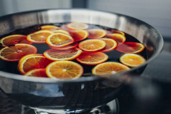 Punch misto com frutas frescas em tigela de metal — Fotografia de Stock