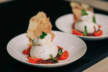 Burrata mozzarella domates tartar ile