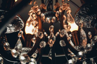 antika edison tarzı ışık ampul siyah arka plan üzerine