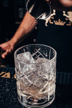 Barmen alkol içinde eski bir moda cam dökülen.