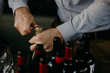 Sommelier şarap mahzeninde şarap şişe açılış