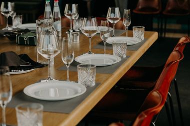 Bir yüksek son düğünde yemek için Tablo ayarı.
