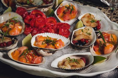 Deniz ürünleri. Kabuklu deniz ürünleri. Ham tarak ile limon, kişniş