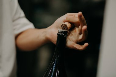 Sommelier şarap mahzeninde şarap şişe açılış