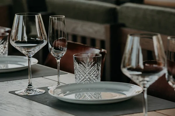 Ajuste de mesa para cenar en una boda de gama alta . —  Fotos de Stock