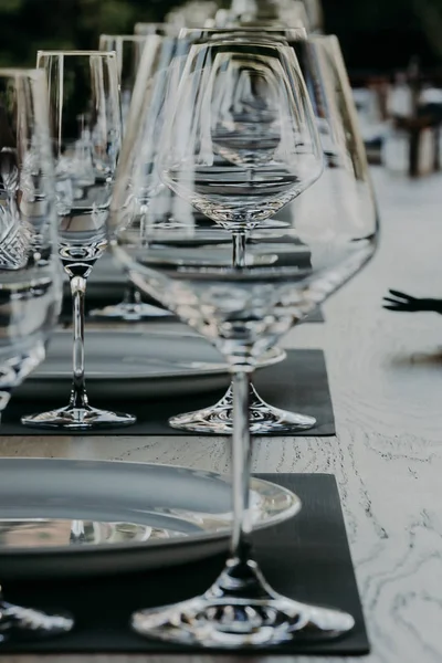 Абстракция пустая из бокалов вина, цветной фон — стоковое фото