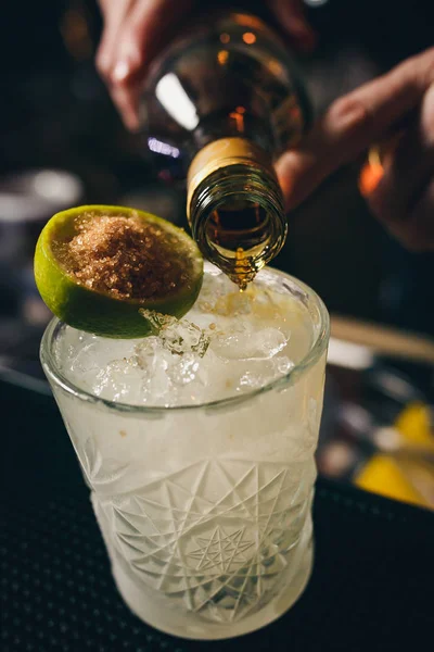 Barmann dekoriert Cocktail mit Zitrone ohne Gesicht — Stockfoto