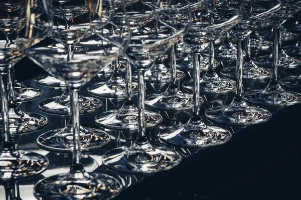 Foto horizontal de copos de vinho vazios alinhados, de perto, preto e branco. Foco seletivo . — Fotografia de Stock