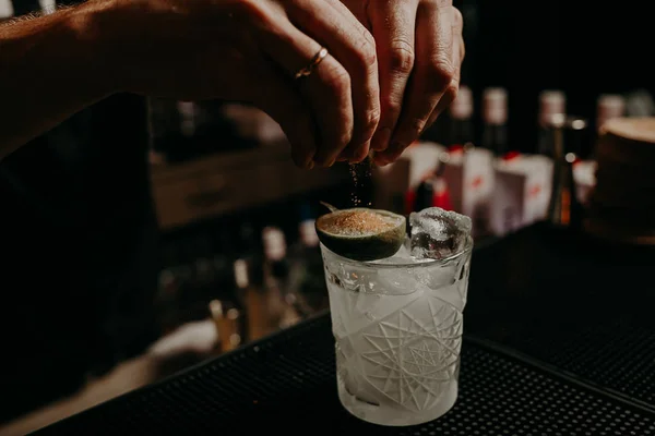 Barman sta decorando cocktail con limone senza volto — Foto Stock