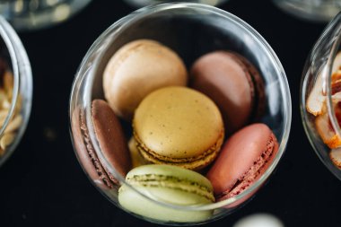 Beyaz izole edilmiş beyaz arka planda tatlı Fransız badem kurabiyesi. Düşen tatlı makarna