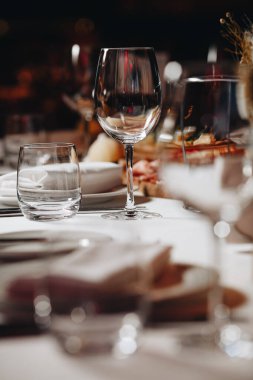 restoranda lüks sofra güzel masa ayarı