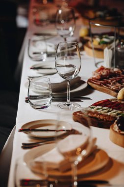 restoranda lüks sofra güzel masa ayarı