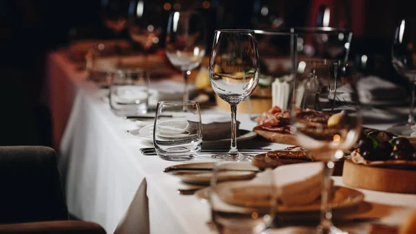 Роскошная посуда красивая сервировка стола в ресторане — стоковое фото