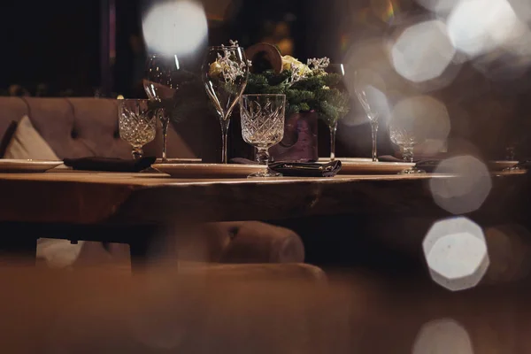 Стол накрыт на рождественский ужин — стоковое фото