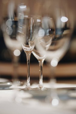 restoranda lüks sofra güzel masa ayarı