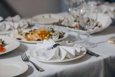 restoranda lüks sofra güzel masa ayarı