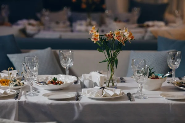 Luxury tableware beautiful table setting in restaurant — Stock Photo, Image