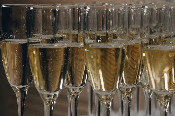 Copas de vino espumoso blanco champán lote de primeros planos — Foto de Stock