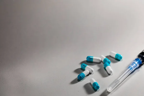 Ampoules and syringe on white background. medical ampoules with syringe isolated. selective focus. Medicine in vials and syringe ready for injection. Copy space — Stock Photo, Image