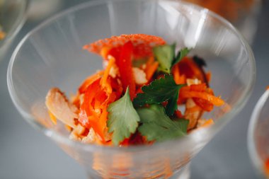 Güzel dekore edilmiş yemek sofrası farklı yemek ve aperatiflerle kurumsal noel partisi ya da düğün kutlaması için.