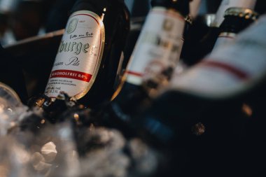 Sochi, Rusya - 18 Mart 2020: Bitburger bira şişeleri bir catering etkinliği sırasında buzlu bir kova içinde.