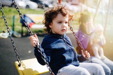 Çocuk parkında oynayan komik, sevimli, mutlu bebek. Mutluluk duygusu, eğlence, neşe. Bir çocuğun gülümsemesi.