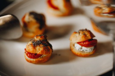 Güzel dekore edilmiş yemek sofrası farklı atıştırmalıklar ve sandviçli aperatifler..