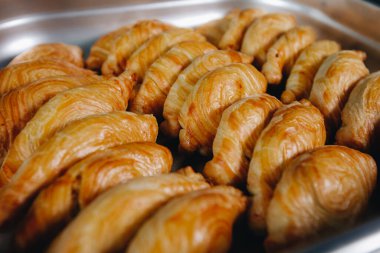 Konferans sırasında otelde kahve molası, çay ve kahve servisi, farklı hamur işleri ve fırınlarla dekore edilmiş ziyafet masası, kruvasanlar ve kurabiyeler..