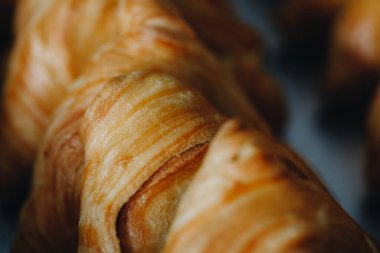 Konferans sırasında otelde kahve molası, çay ve kahve servisi, farklı hamur işleri ve fırınlarla dekore edilmiş ziyafet masası, kruvasanlar ve kurabiyeler..