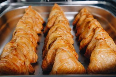 Konferans sırasında otelde kahve molası, çay ve kahve servisi, farklı hamur işleri ve fırınlarla dekore edilmiş ziyafet masası, kruvasanlar ve kurabiyeler..