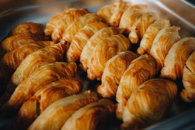 Konferans sırasında otelde kahve molası, çay ve kahve servisi, farklı hamur işleri ve fırınlarla dekore edilmiş ziyafet masası, kruvasanlar ve kurabiyeler..