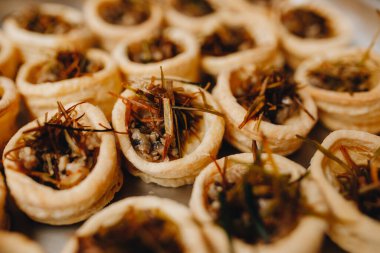 Mantar ve sebzeli aperatif. Puf böreği sepeti. Yemek servisi. Kahve molası. Kapat..