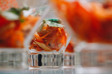 Güzel dekore edilmiş yemek sofrası farklı yemek ve aperatiflerle kurumsal noel partisi ya da düğün kutlaması için..