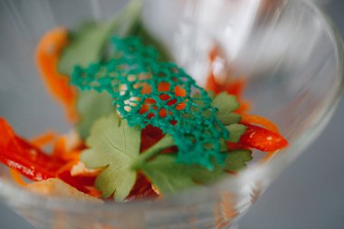 Güzel dekore edilmiş yemek sofrası farklı yemek ve aperatiflerle kurumsal noel partisi ya da düğün kutlaması için..