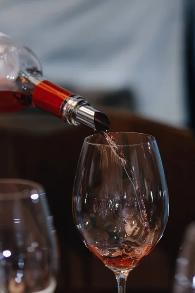 ワイングラスに赤ワインを注ぐ クローズアップ — ストック写真