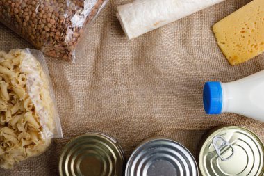 Mutfak arka planındaki kutuda yiyecek bağışları, kopyalama alanı